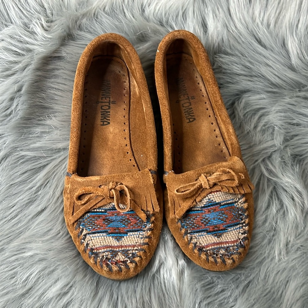 EUC Minnetonka Brown Boho Embroidered Moccasin Flats sz 6